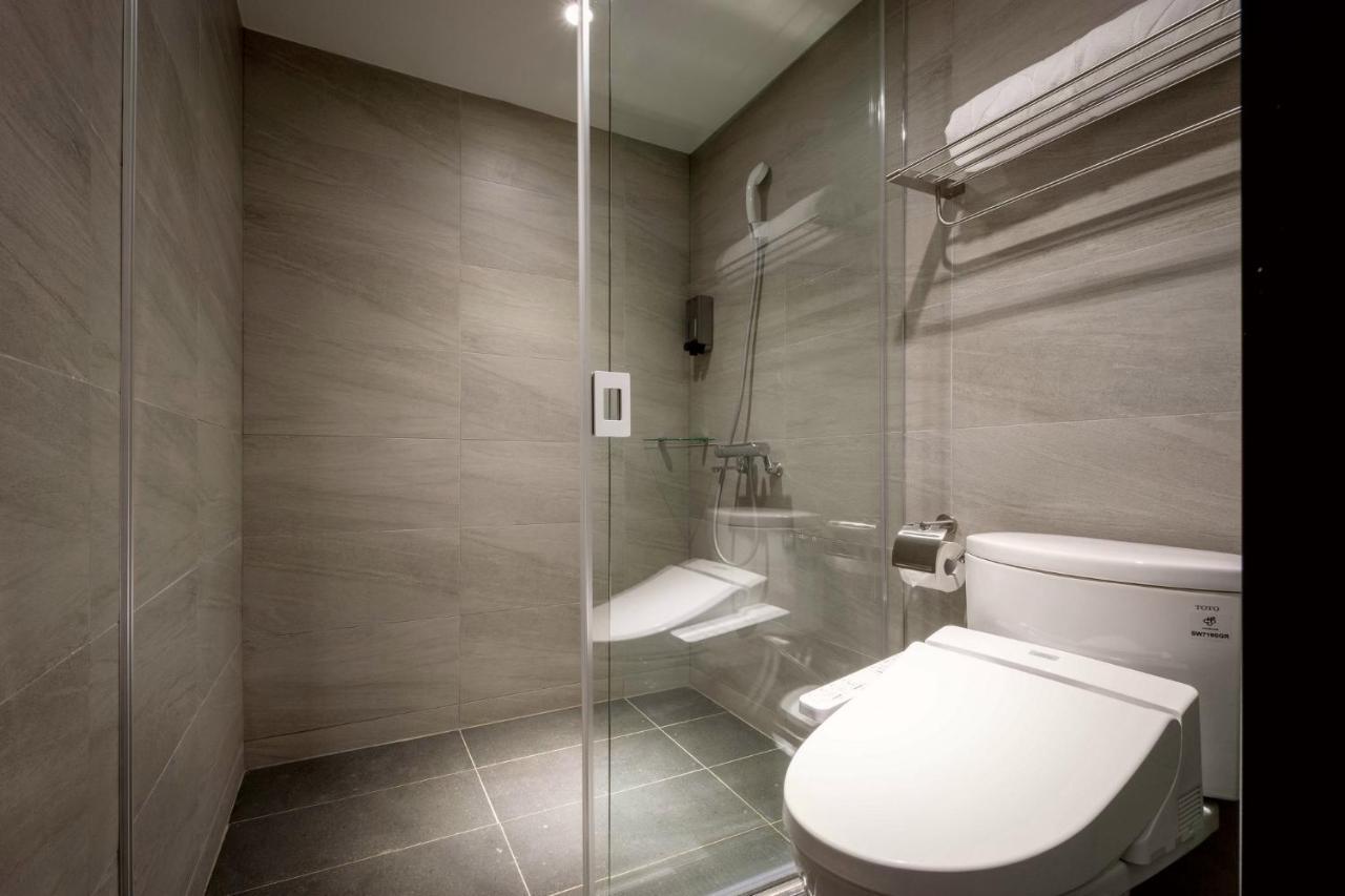 D D Hotel Тайнань Экстерьер фото