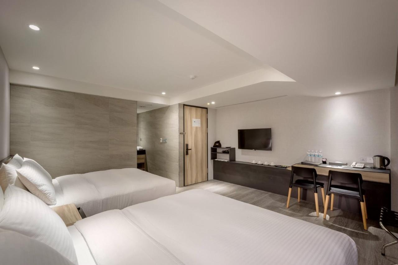 D D Hotel Тайнань Экстерьер фото