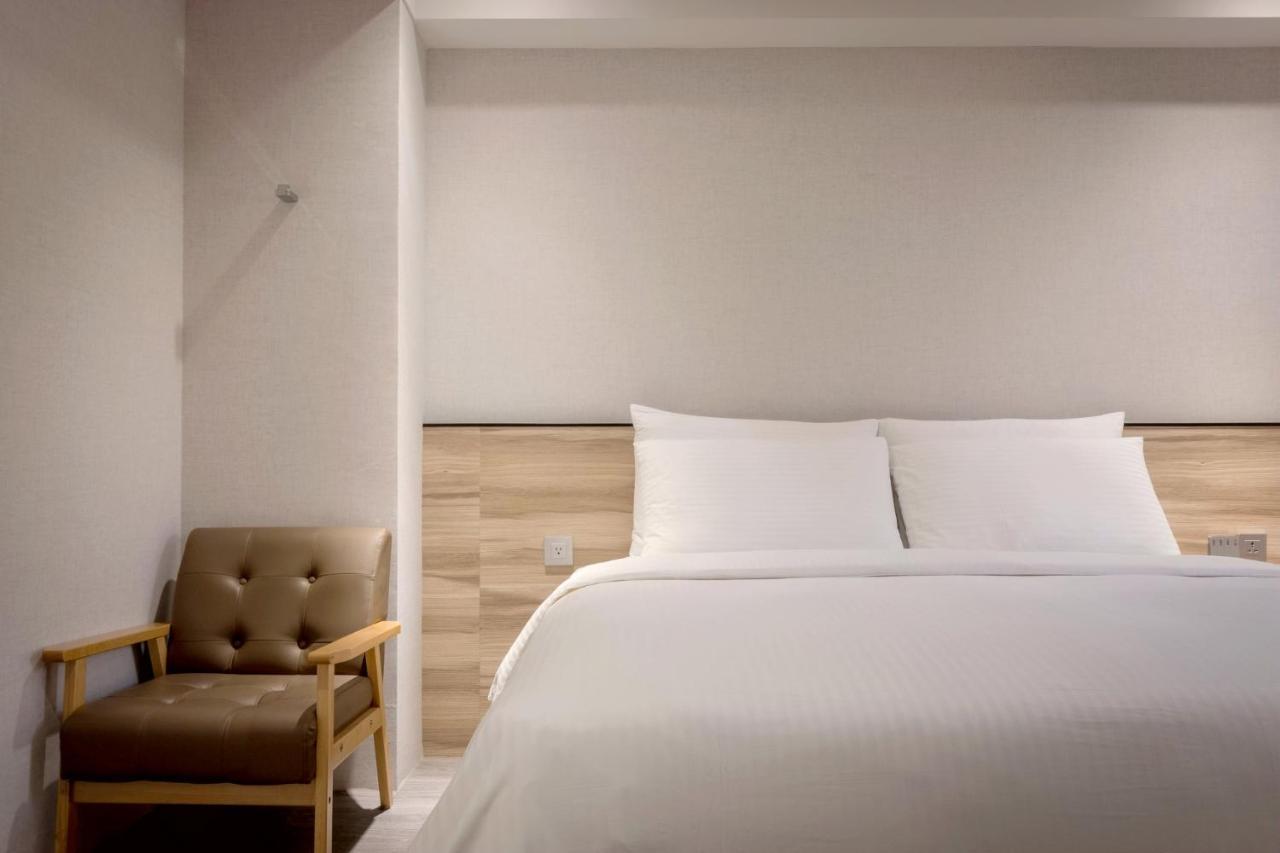 D D Hotel Тайнань Экстерьер фото