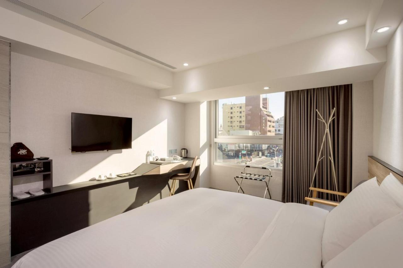 D D Hotel Тайнань Экстерьер фото